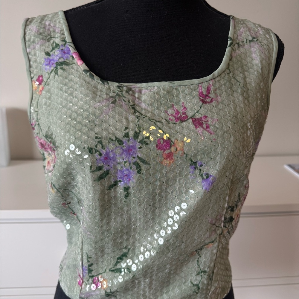 Elegant Floral Sequin Crop Top in Green
